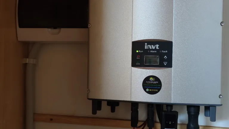Placas solares instaladas en el tejado de una vivienda en Cuarte de Huerva, Aragón