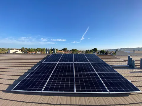 Paneles solares sobre tejado de teja en Cuarte de Huerva