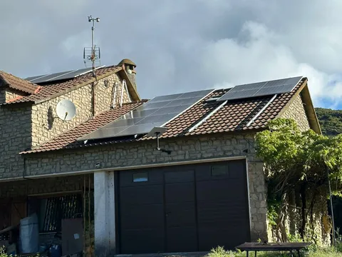 Paneles solares sobre tejado de una casa de piedra en Huesca