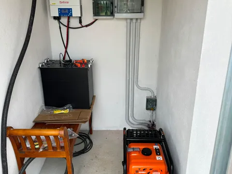 Inversor, batería y generador de una instalación aislada cerca de Jaca