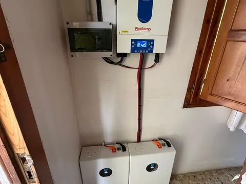 Inversor y baterías de una instalación aislada en Pastriz