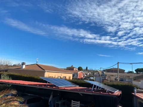 Paneles solares sobre la marquesina de un porche en San Mateo de Gallego