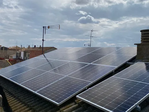 Paneles solares sobre tejado de teja con antenas en San Mateo de Gallego