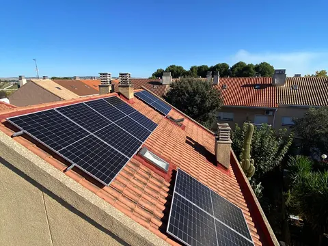 Paneles solares sobre tejado de teja en Zaragoza
