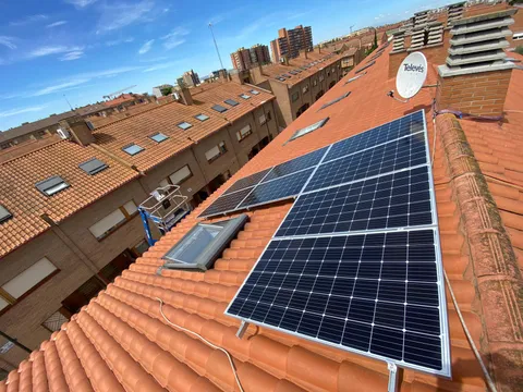 Paneles solares sobre tejado de teja en el barrio de Santa Isabel, Zaragoza
