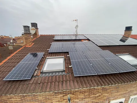 Paneles solares sobre tejado de teja en Zaragoza capital