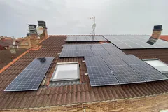 Paneles solares sobre un tejado de teja, en Zaragoza capital