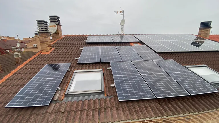 Paneles solares sobre un tejado de teja, en Zaragoza capital