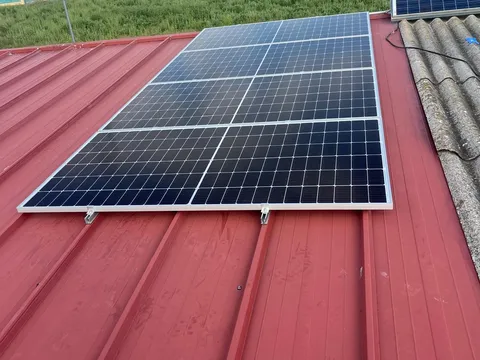 Instalación fotovoltaica aislada sobre tejado metálico de una nave en Aranda de Duero