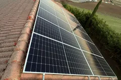 Paneles solares sobre tejado con vistas al atardecer en Burgos, Castilla y León