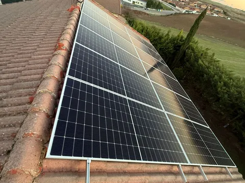 Paneles solares sobre tejado con vistas al atardecer en Burgos