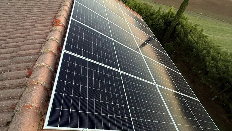 Paneles solares sobre tejado con vistas al atardecer en Burgos, Castilla y León