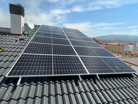 Paneles solares sobre tejado de teja con vistas a la sierra en Ólvega