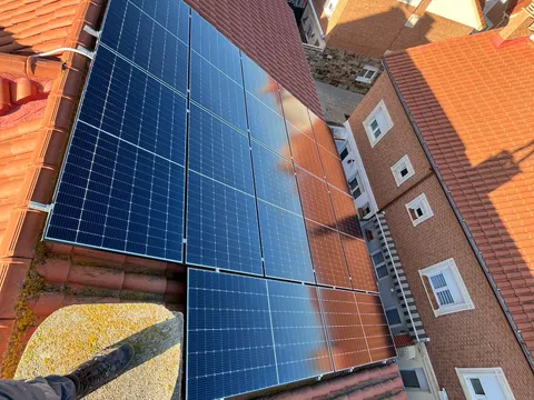 Instalación de paneles solares vista desde el propio tejado en Palencia