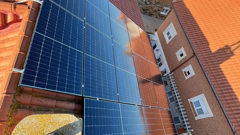 Instalación de placas solares vista desde el propio tejado en una vivienda de Palencia