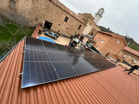 Paneles solares sobre tejado de teja en un pueblo de Velamazán