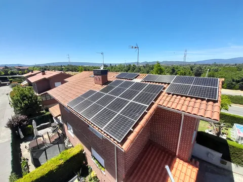 Amplia instalación de paneles solares sobre tejado de teja con vistas a la sierra en Vitoria-Gasteiz