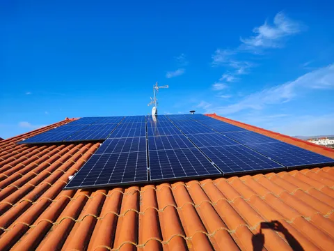 Paneles solares sobre tejado en Agoncillo, La Rioja