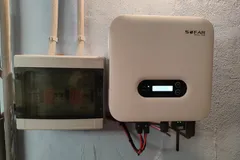 Inversor solar instalado en la pared de una vivienda en Alfaro, La Rioja