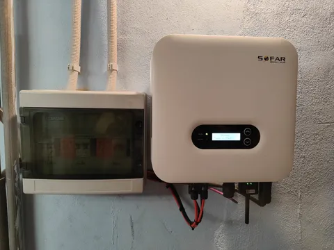 Inversor solar instalado en una vivienda de Alfaro