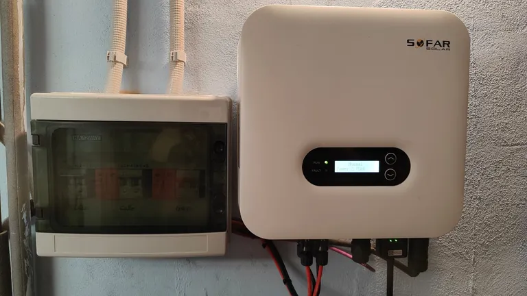 Inversor solar instalado en la pared de una vivienda en Alfaro, La Rioja