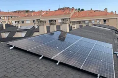 Paneles solares sobre tejado con vistas a la sierra en Arnedo, La Rioja