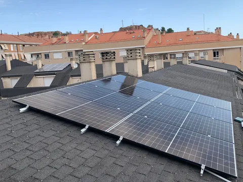 Paneles solares sobre tejado con vistas a la sierra en Arnedo