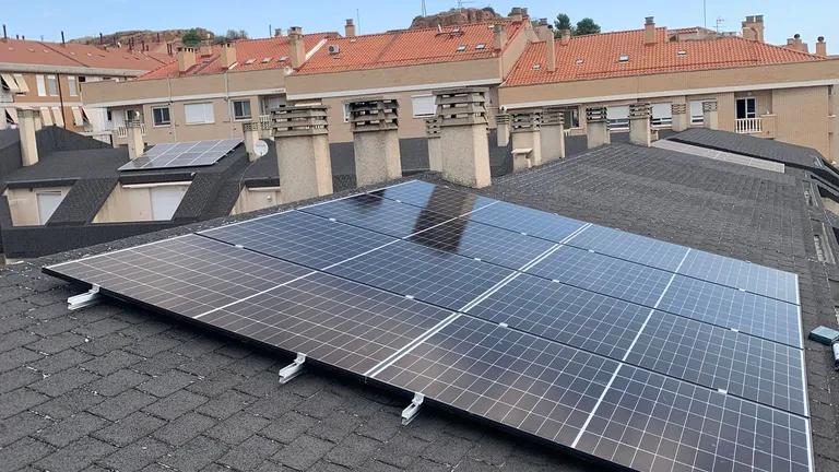 Paneles solares sobre tejado con vistas a la sierra en Arnedo, La Rioja