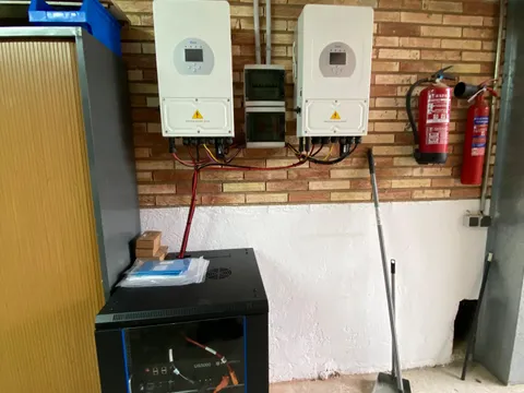Amplia instalación de paneles solares sobre tejado de teja en Calahorra