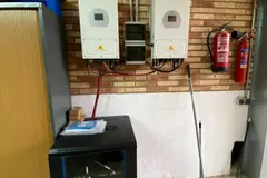 Amplia instalación de paneles solares sobre un tejado de teja, en Calahorra