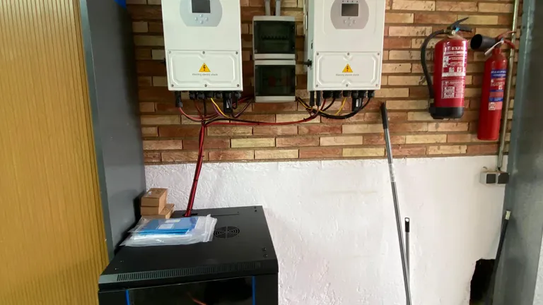 Amplia instalación de paneles solares sobre un tejado de teja, en Calahorra