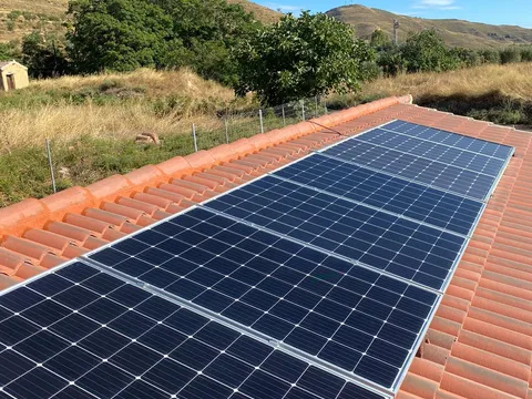Paneles solares sobre tejado con vistas al valle en Cervera del Río Alhama