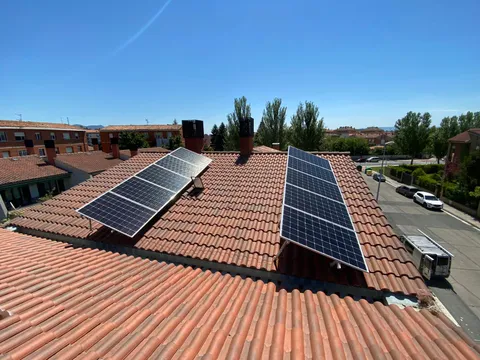 Paneles solares sobre tejado en Haro, La Rioja