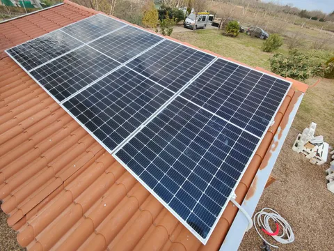 Paneles solares sobre tejado de teja en Lardero