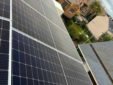 Paneles solares sobre tejado con vistas a otras viviendas en Logroño