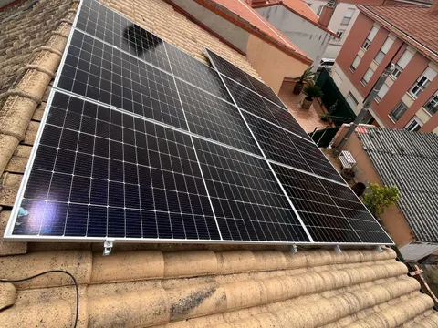 Paneles solares sobre tejado de teja en Navarrete