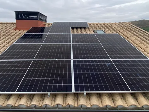 Paneles solares sobre tejado de teja con vistas a la sierra en Ochanduri