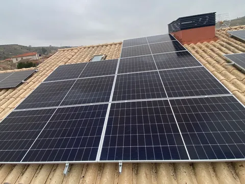 Paneles solares sobre tejado de teja en Ochanduri