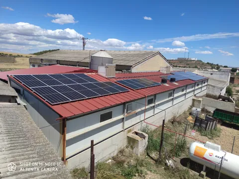 Amplia instalación de paneles solares sobre el tejado de una nave agrícola en Pradejón