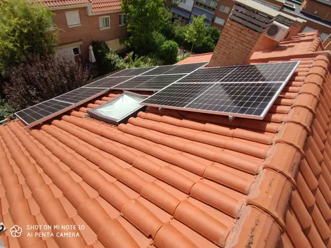 Paneles solares sobre tejado de teja en Algete