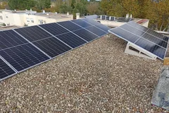 Placas solares sobre una cubierta plana de grava en San Sebastián de los Reyes, Madrid