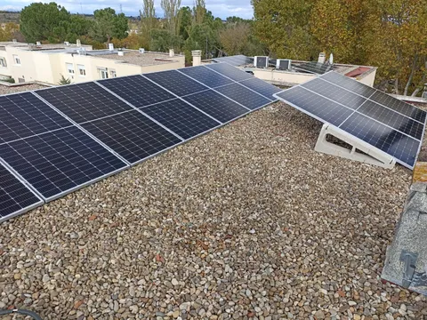 Paneles solares sobre cubierta plana de grava en San Sebastián de los Reyes