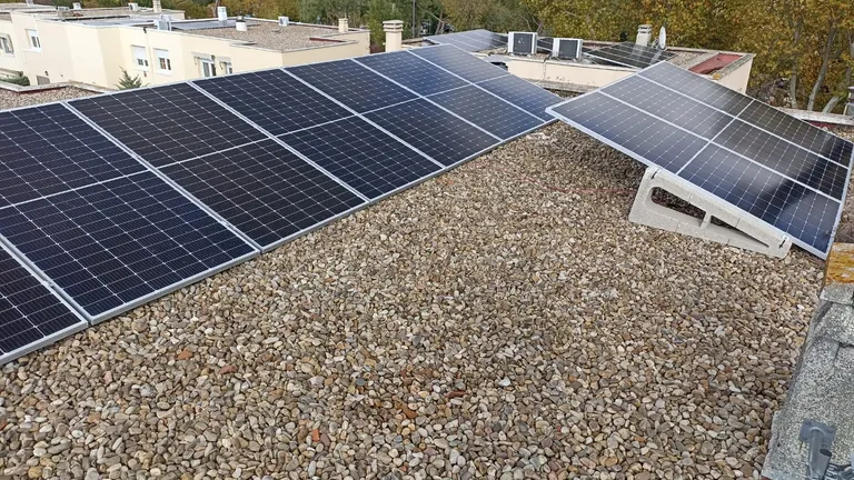 Placas solares sobre una cubierta plana de grava en San Sebastián de los Reyes, Madrid