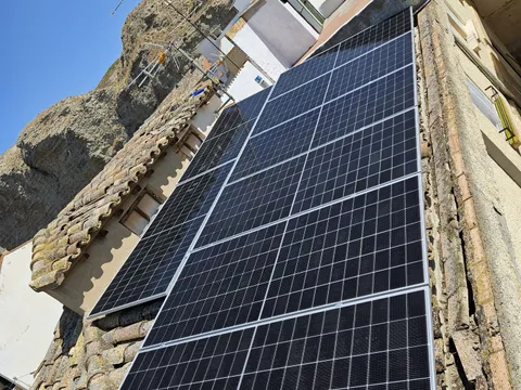 Paneles solares integrados en una vivienda del casco antiguo de Arguedas