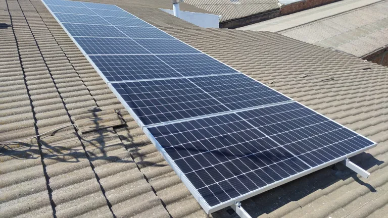 Placas solares instaladas sobre un tejado de fibrocemento en una vivienda de Azagra, Navarra