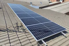 Placas solares instaladas sobre un tejado de fibrocemento en una vivienda de Azagra, Navarra