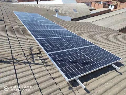 Paneles solares sobre tejado de fibrocemento en Azagra
