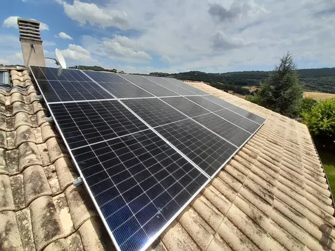 Paneles solares sobre tejado con vistas al campo en Bearin, Valle de Yerri