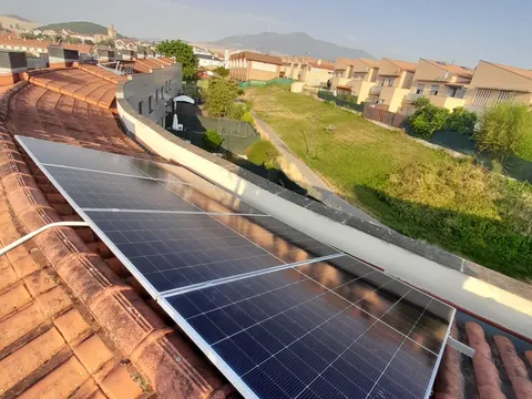 Paneles solares sobre tejado en Beriáin, Navarra