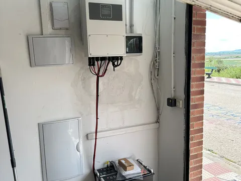 Inversor y baterías instalados en una vivienda de Cadreita